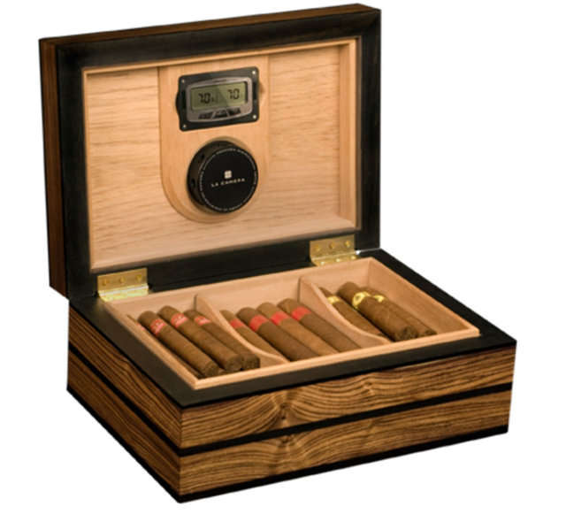 Caja de puros habanos, cerillas y cenicero